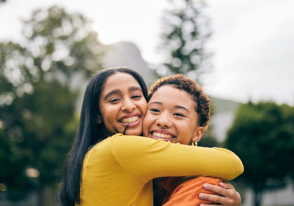 Duas mulheres se abraçando